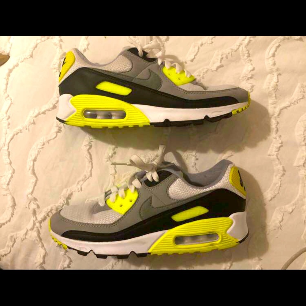 SZ 7 (wmns) SZ 5.5 (men) Nike air max 90 “volt” 2020